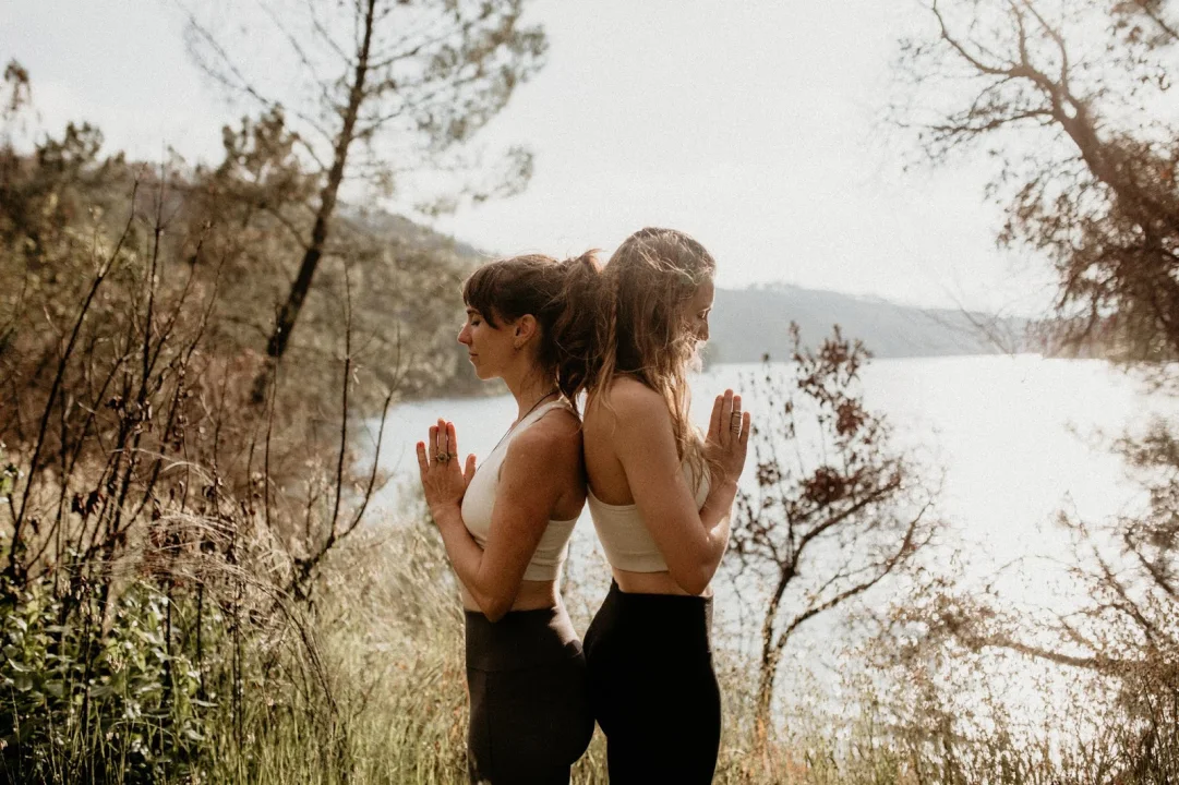 Duas mulheres em uma prática de presença em meio à natureza
