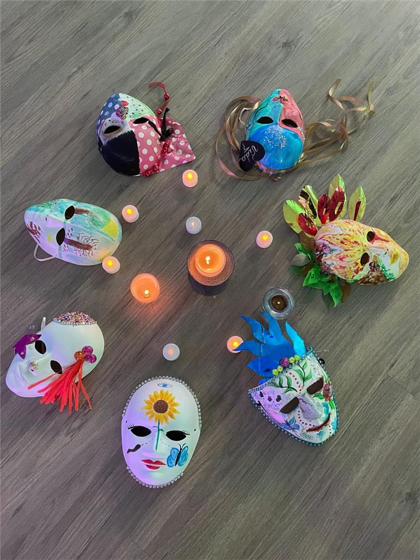 Mesa de criação com cores e símbolos