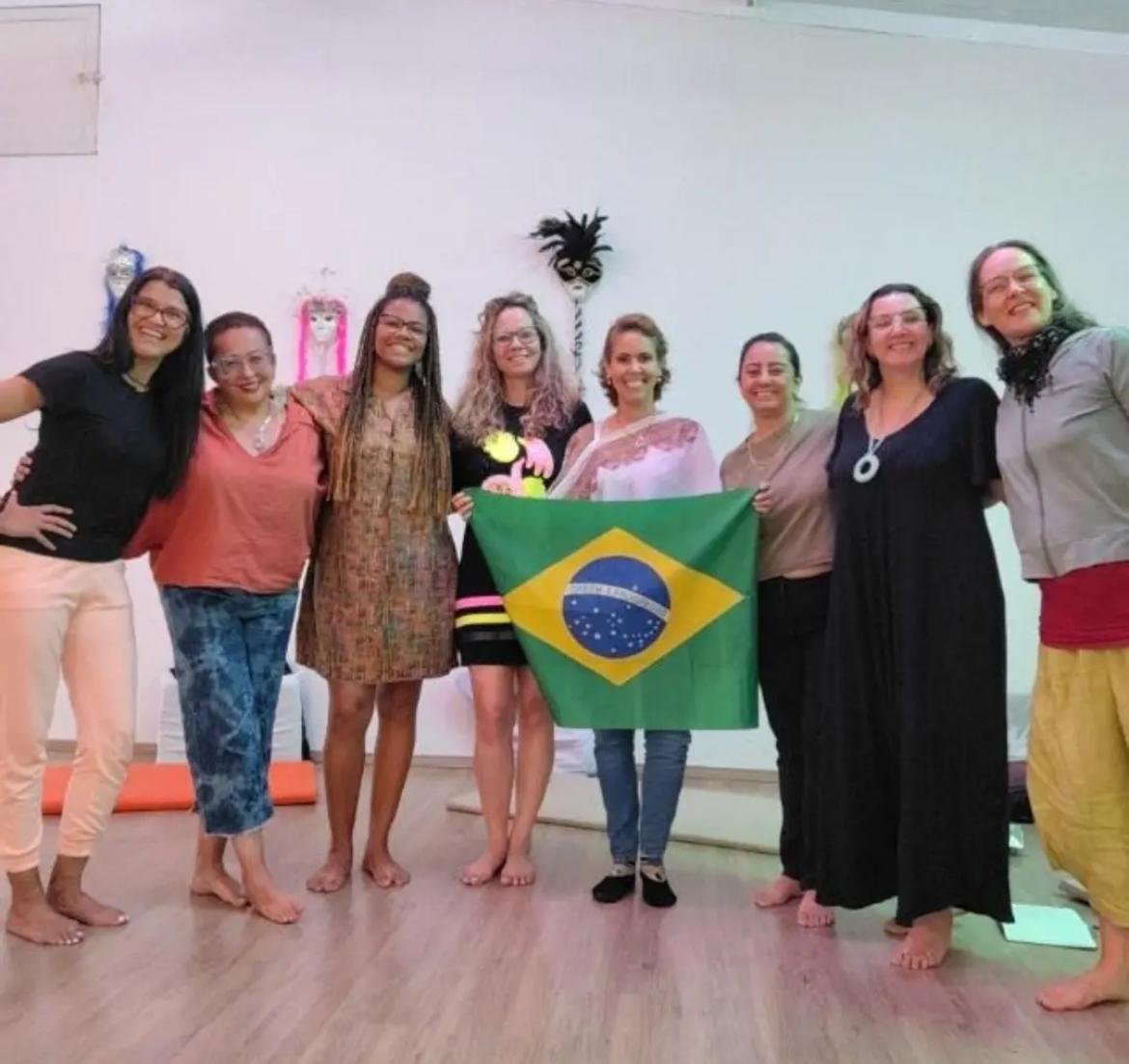 Momento de vivência arteterapêutica com materiais criativos