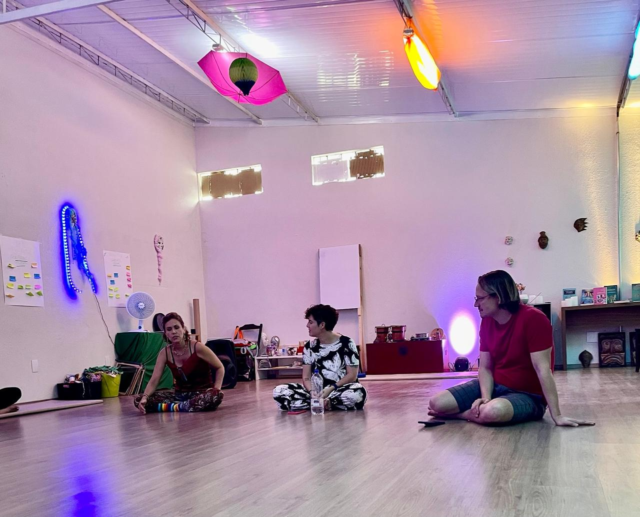 Registro de encontro com materiais artísticos