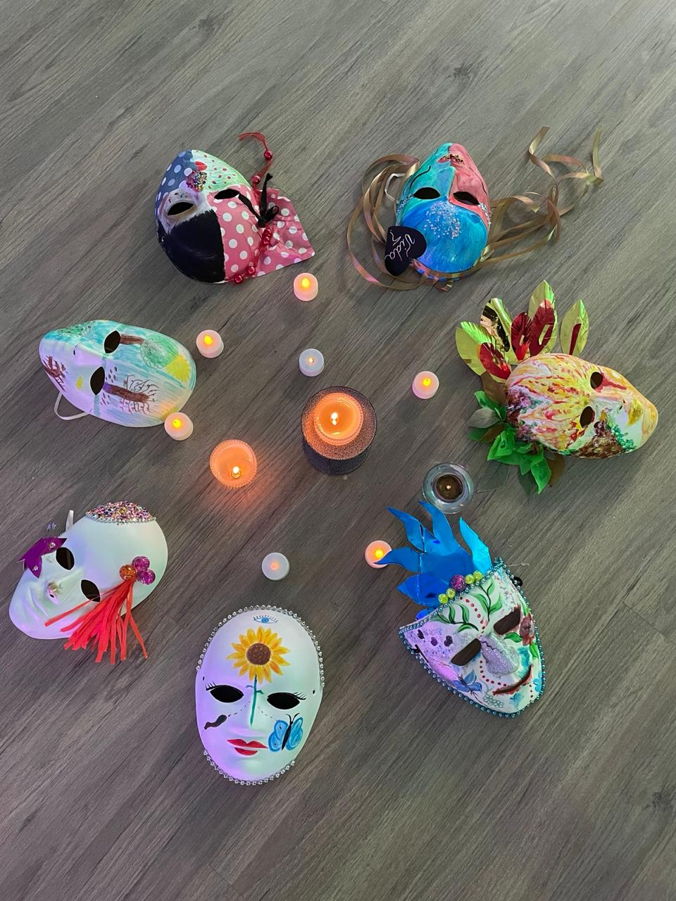 Mesa de criação com cores e símbolos