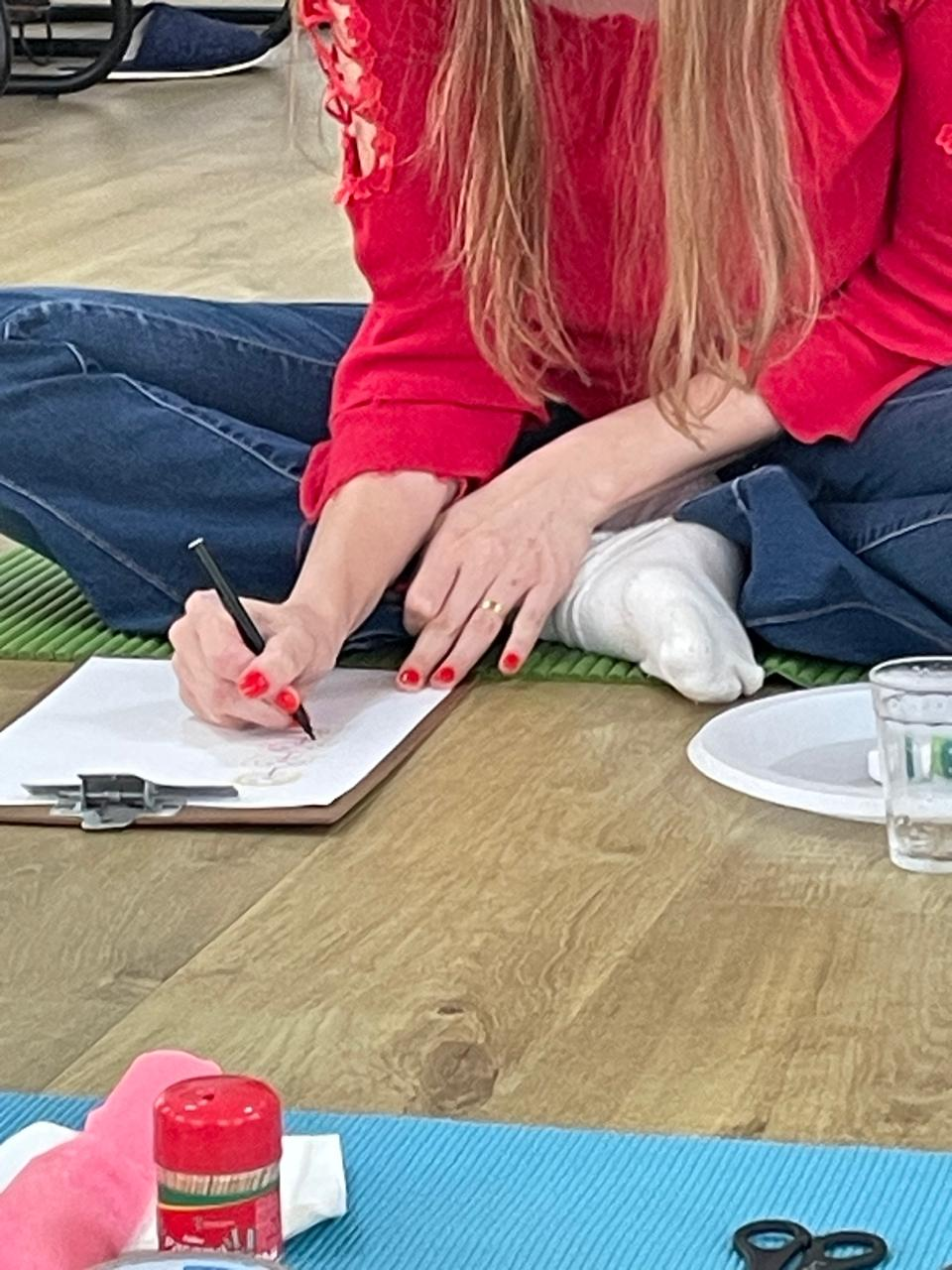 Pessoa desenhando durante processo criativo em vivência arteterapêutica